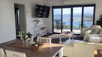 Télévision, lecteur de DVD, espaces bureaux