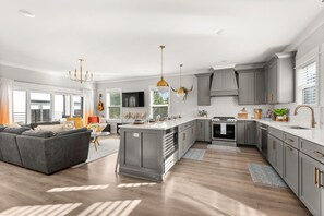 Fridge, microwave, oven, stovetop - New Luxury Southern Charm - 4BR - Walk Everywhere (Nashville)