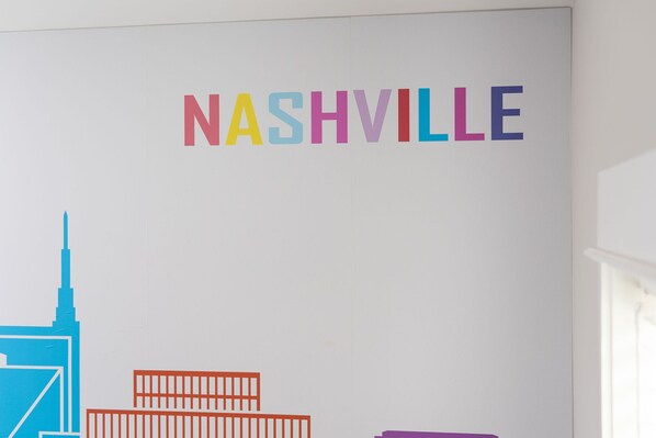 Une vue colorée d’une ville, avec le mot « NASHVILLE » bien en évidence.