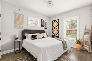 5 bedrooms, iron/ironing board, free WiFi, bed sheets - New Luxury Southern Charm - 4BR - Walk Everywhere (Nashville)
