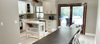 Jupiter - 3 Bedroom, HEATED Pool Home on an Acre of Land, with Home Theater!