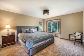 4 habitaciones, tabla de planchar con plancha, wifi y ropa de cama 