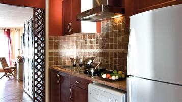 Refrigerador, microondas, parrilla de estufa y cafetera y tetera