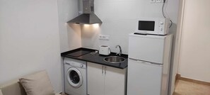 Refrigerador, microondas, cafetera y tetera y tostadora 