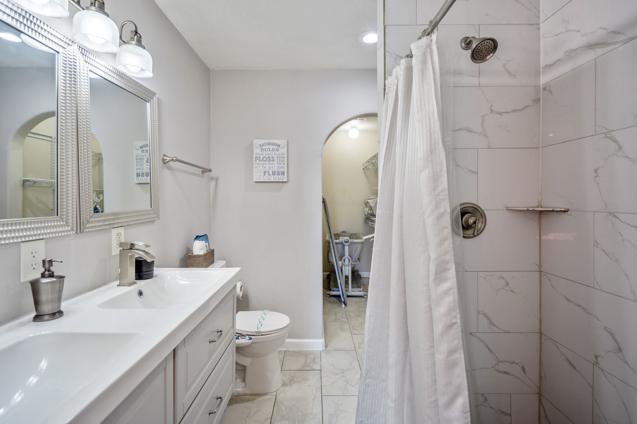 Combined shower/tub, hair dryer, bidet, towels