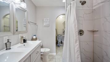 Combined shower/tub, hair dryer, bidet, towels