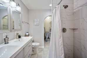 Ensemble douche/baignoire, sèche-cheveux, bidet, serviettes fournies