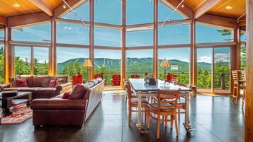 TV connectée, cheminée, livres