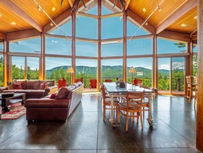 Smart TV, fireplace, books - The Ridge House-Modern Chalet!  Spectacular Slope Views (Newry)