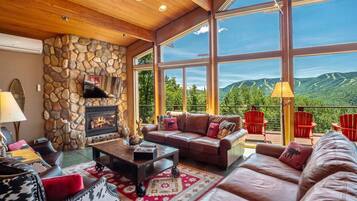 TV connectée, cheminée, livres