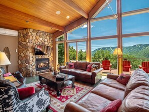 Smart TV, fireplace, books - The Ridge House-Modern Chalet!  Spectacular Slope Views (Newry)