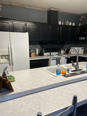 Een koelkast, een microgolfoven, een oven, een kookplaat