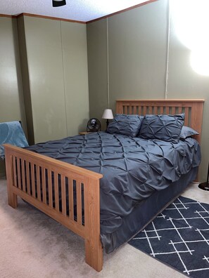 3 bedrooms, travel crib, bed sheets
