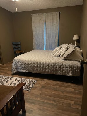 3 dormitorios, cuna de viaje, ropa de cama