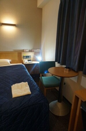 1 habitación, escritorio, tabla de planchar con plancha y wifi gratis 