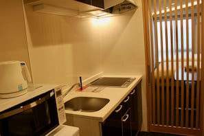 冷蔵庫、電子レンジ、コンロ、調理器具と食器