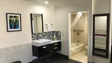 Economy Single Room, 1 King Bed, Hot Tub | Bathroom | Combined shower/tub, free toiletries, towels