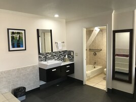 Bañera con ducha, artículos de tocador gratuitos, toallas
