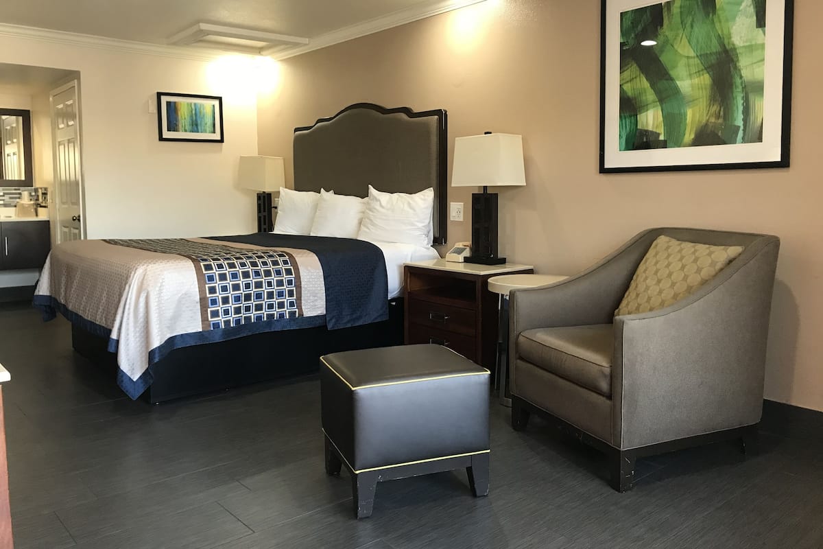 Economy Single Room, 1 King Bed | Free WiFi, bed sheets