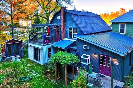 Exterior. Perfect Winter Weekend Loft in the ❤️ of the Eastern Townships