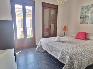 4 bedrooms, iron/ironing board, Internet, bed sheets