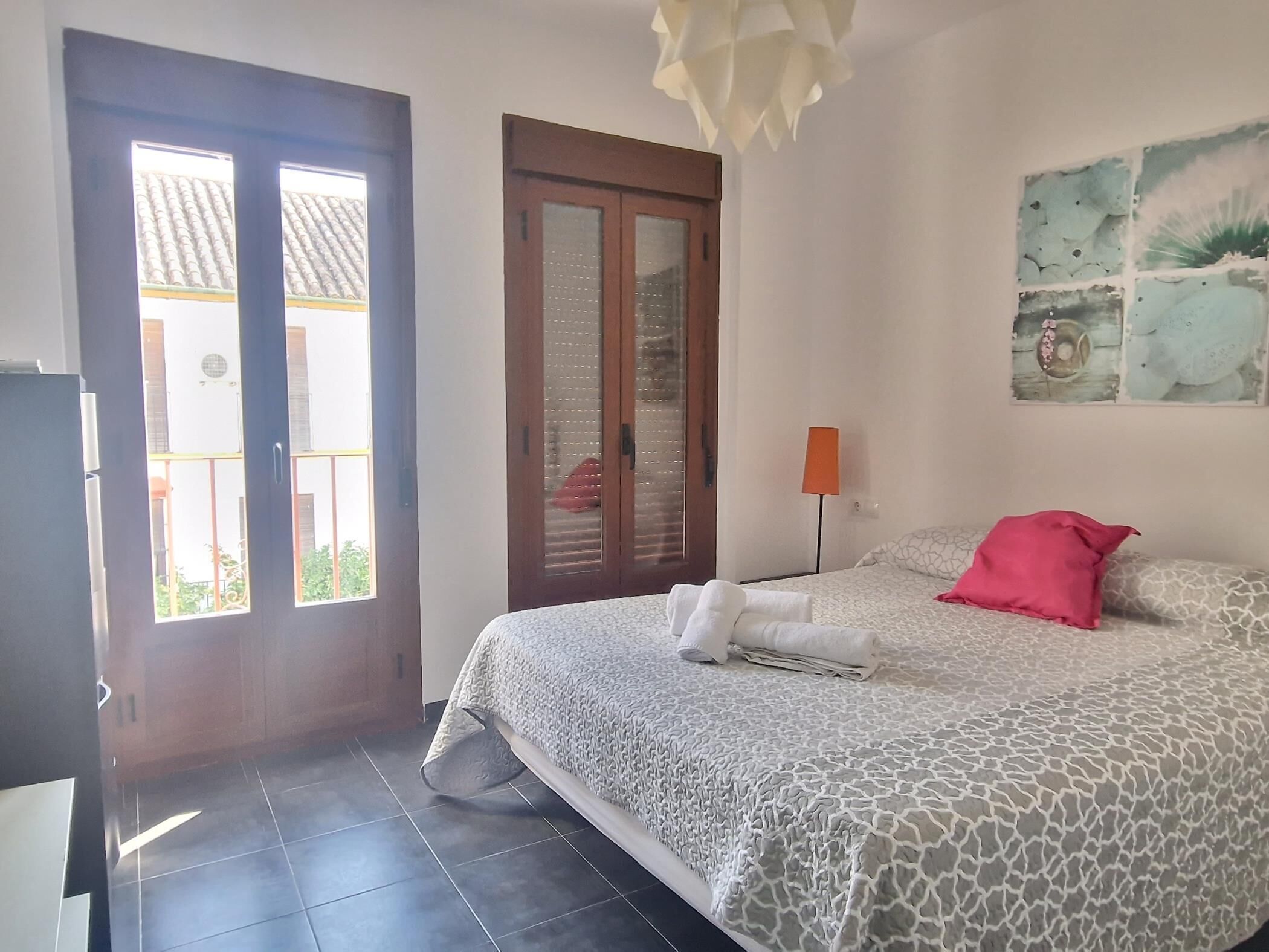 4 bedrooms, iron/ironing board, internet, bed sheets