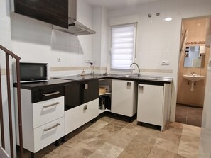 Réfrigérateur, micro-ondes, four, lave-vaisselle