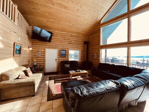 Smart TV, fireplace, DVD player, table tennis - 4 Suites  - Great Views + Game Room - Gone Fish Inn (Island Park)