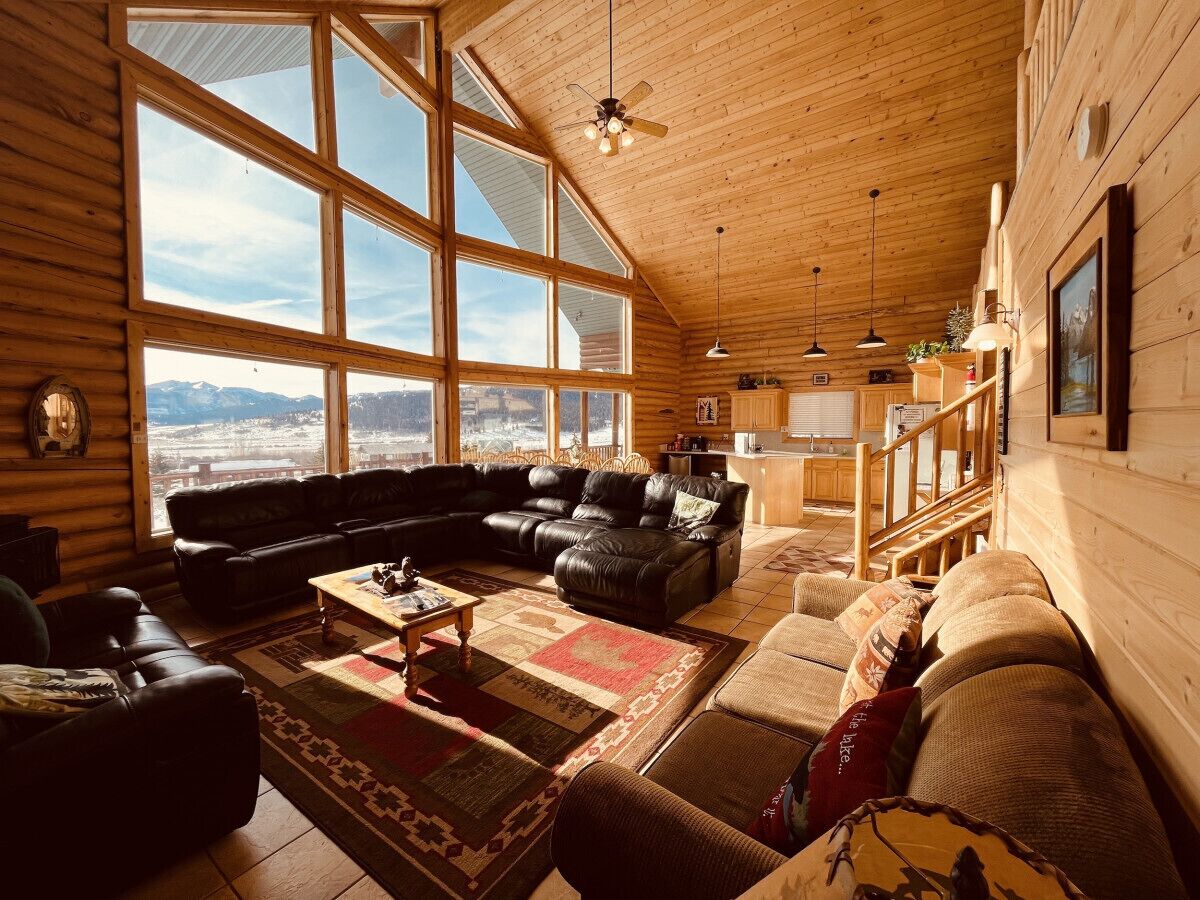 Smart-tv, een open haard, een dvd-speler en een tafeltennistafel