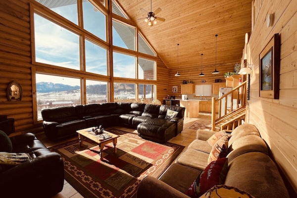 Smart TV, chimenea, reproductor de DVD y tenis de mesa