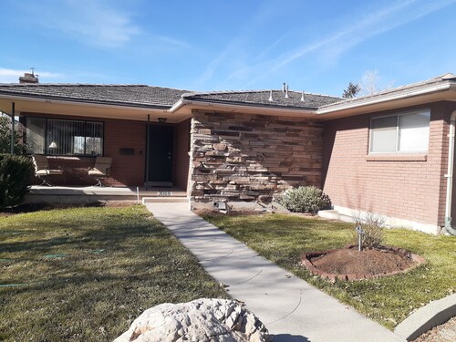 Comfy on a quiet cul-de-sac, sleeps 8, e-z access to everything!