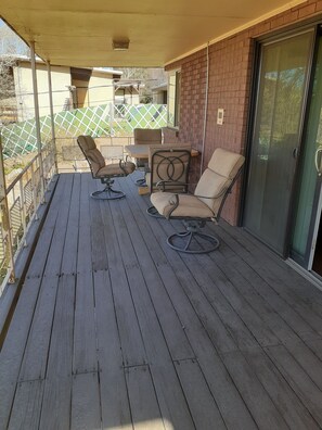 Outdoor dining - Comfy on a quiet cul-de-sac, sleeps 8, e-z access to everything! (Salt Lake City)
