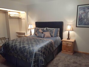 3 Schlafzimmer, Schreibtisch, Bügeleisen/Bügelbrett, Reisekinderbett