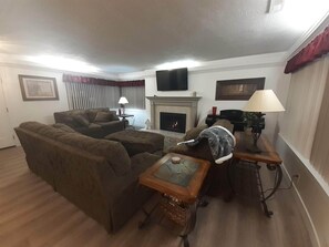 Smart TV, fireplace, books - Comfy on a quiet cul-de-sac, sleeps 8, e-z access to everything! (Salt Lake City)