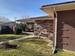 Property grounds - Comfy on a quiet cul-de-sac, sleeps 8, e-z access to everything! (Salt Lake City)