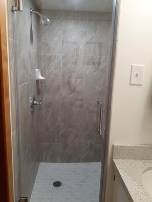Dusche, Haartrockner, Handtücher, Seife
