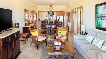 TV, DVD-spiller og stereoanlegg