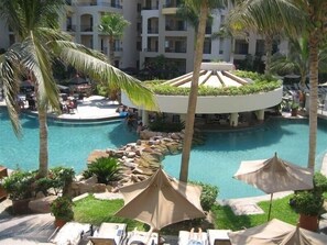 Piscine à débordement, piscine chauffée