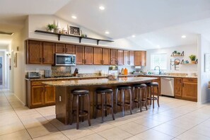 Private kitchen - Large oasis, pool heater, spa, putting green (Avondale)