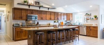 Large oasis, pool heater, spa, putting green