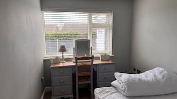 2 bedrooms, iron/ironing board, WiFi