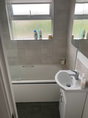 Douche, sĂšche-cheveux, serviettes fournies