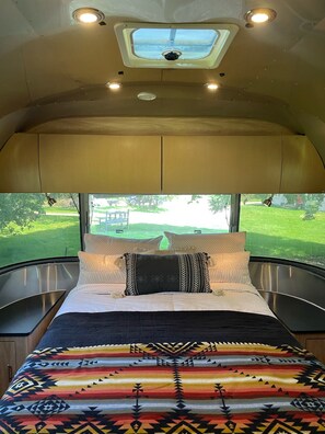 1 bedroom, WiFi, bed sheets - Living the Dream Airstream (Eliot)