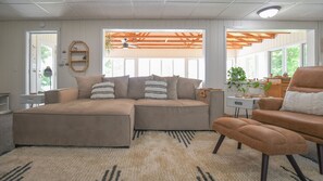 TV connectée, cheminée, jeux vidéo, lecteur de DVD