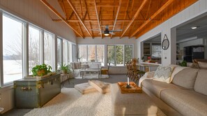 Smart TV, chimenea, videojuegos y reproductor de DVD 