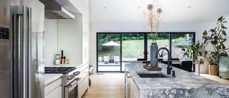 Fridge, oven, stovetop, dishwasher