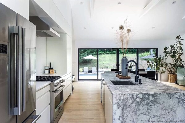 Fridge, oven, stovetop, dishwasher