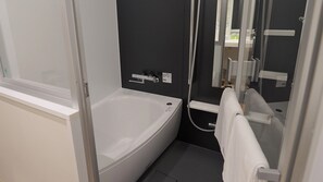 Værelse med 2 enkeltsenge - ikke-ryger (Casual) | Badeværelse | Separat badekar og bruser, gratis toiletartikler, hårtørrer, hjemmesko