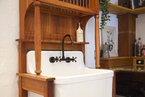 Ensemble douche/baignoire, sèche-cheveux, serviettes fournies, savon