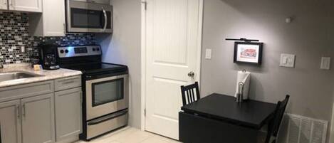 Frigorífic, microones, forn i placa de cuina